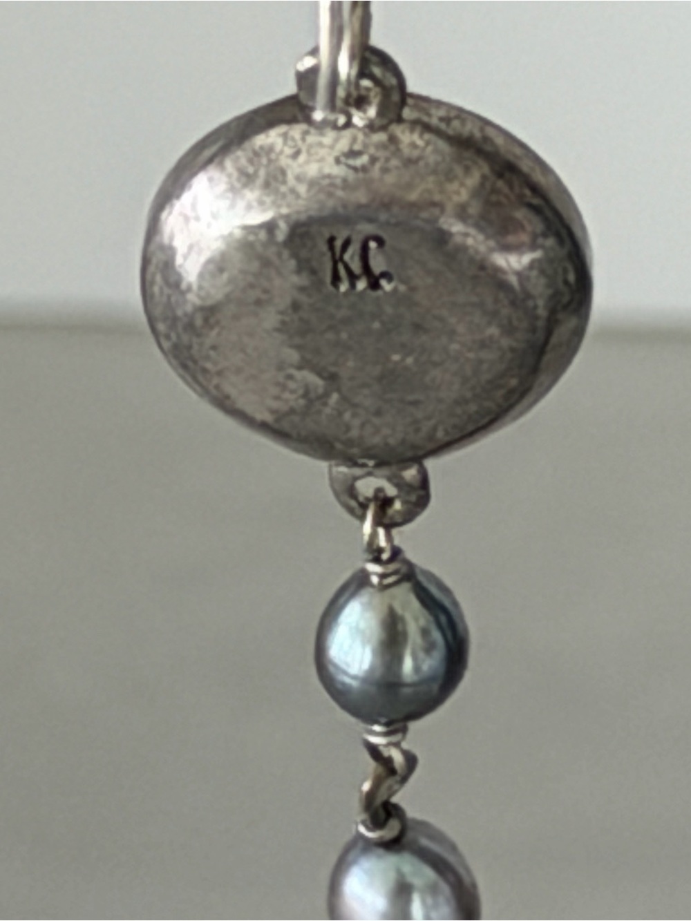Lovely Vintage Kenneth Cole Silvertone Mother-of-Pearl/Black Pearl Drop Earrings - Picture 6 of 7